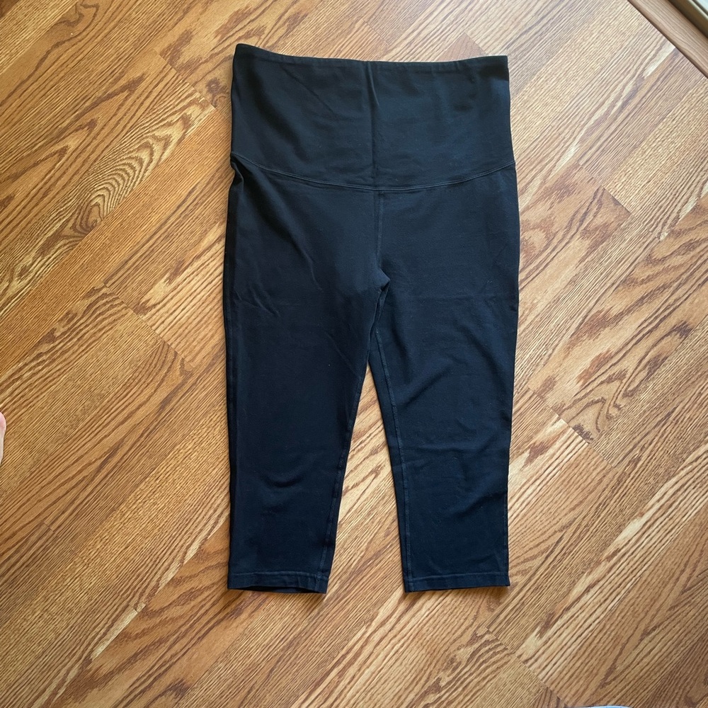 Black GapFit Maternity Performance Cotton Capris size Large